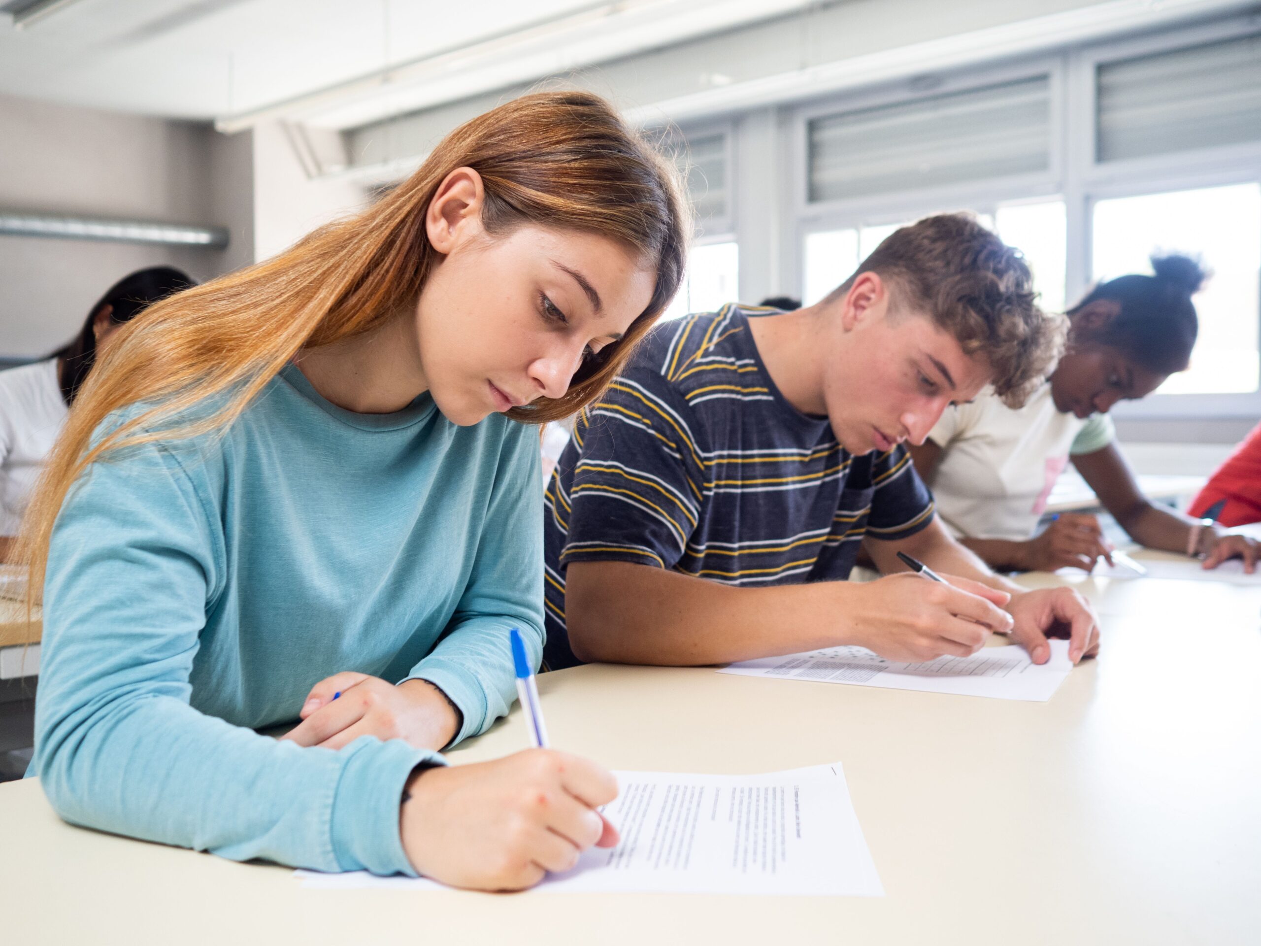 Uczniowie podczas pisania egzaminu IELTS w sali testowej